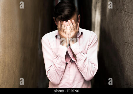 Porträt des jungen, depressive Menschen Schmerzen Stockfoto