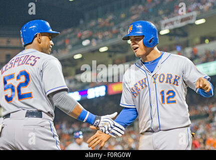 New York Mets Center Fielder Juan Lagares (12) ist von New York Mets Center Fielder Yoenis Cespedes (52) nach seinem Tor im neunten Inning gegen die Baltimore Orioles im Oriole Park at Camden Yards in Baltimore, MD am 18. August 2015 gratulierte. Die Mets gewannen das Spiel 5: 3. Bildnachweis: Ron Sachs/CNP (Einschränkung: NO New York oder New Jersey Zeitungen oder Zeitschriften in einem Umkreis von 75 Meilen von New York City) - NO-Draht-Dienst - Stockfoto