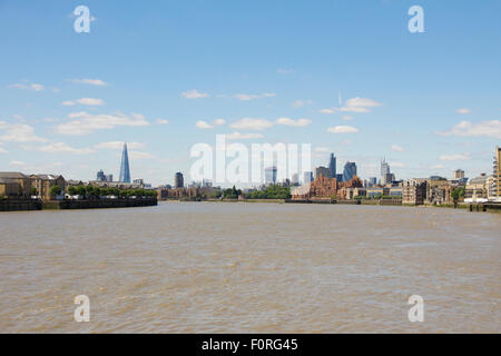 Ein Blick auf die Londoner Skyline der Stadt, einschließlich der Shard, Gherkin, Cheesegrater und Walkie Talkie Gebäude. Von Canary Wharf angesehen Stockfoto