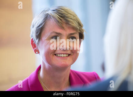 Yvette Cooper, Labour Führung Kandidaten auf ihrer Wahlkampftour in Southwark,London.The MP ist verheiratet mit Ed Kugeln. Stockfoto