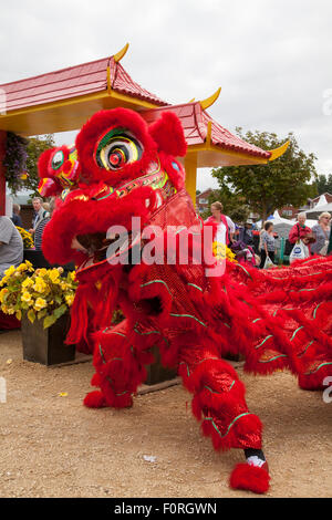 Southport, Merseyside, UK. 20. August 2015. Großbritanniens größte unabhängige Flower Show, feiert mit einem Karneval - wie Feier aller Dinge und ein traditionelles chinesisches neues Jahr rote tanzende Drachen. Stockfoto