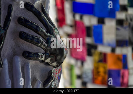 Blick auf Skulpturen in farbigen Mosaik in Italien Stockfoto