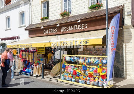 Shop Verkauf regionaler Produkte und Spielzeug für den Strand in der Normandie Stadt von Wissant Stockfoto