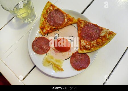 Pizza auf lustige Platte auf Tisch Stockfoto