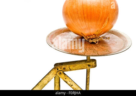 Zwiebel auf alten rustikalen Wiegeplatte isoliert auf weiss Stockfoto