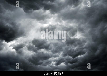 Schuss von dunklen und bedrohlichen Gewitterwolken mit schlechtem Wetter voraus Stockfoto