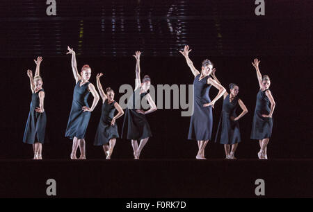 Edinburgh, Schottland. 20. August 2015. Deutschlands Ballett am Rhein verbindet die Royal Scottish National Orchestra für Martin Schläpfers epischen Reaktion auf rätselhafte 7. Sinfonie Mahlers am Edinburgh Playhouse. Musik und Bewegung verschmelzen in einen Strudel der hektischen Aktivitäten und geben Sie Weg zu Gelassenheit, kindlicher Naivität und Virtuosität de Pointe. Die Choreographie findet ihre Haltung und Fiktion in der Architektur der Sinfonie, während eine rastlose Unruhe die Tänzer Gnade und Virtuosität unterstreicht. Bildnachweis: Richard Dyson/Alamy Live-Nachrichten Stockfoto