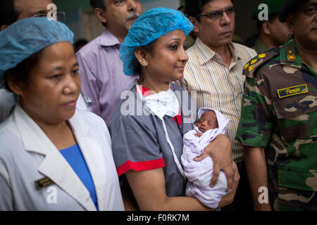 DHAKA, Bangladesch-16. August: Suraiya Säugling war nahm Kugel im Leib der Mutter zu ihrer Mutter am Medical College Hospital in Dhaka, Bangladesch im 16. August 2015 verschoben. Die Mutter Najma Begum wurde während einer Schießerei zwischen zwei Fraktionen der Chhatra League am Donnerstag 23. Juli in Doarpar Karigarpara der Magura Stadt erschossen. Die Kugel ging auch durch das Baby in ihrem Bauch. Eine Kugel hatte über die Rechte Seite des Organismus des Kindes übergeben. Stockfoto