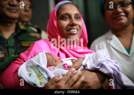 DHAKA, Bangladesch-16. August: Suraiya Säugling war nahm Kugel im Leib der Mutter zu ihrer Mutter am Medical College Hospital in Dhaka, Bangladesch im 16. August 2015 verschoben. Die Mutter Najma Begum wurde während einer Schießerei zwischen zwei Fraktionen der Chhatra League am Donnerstag 23. Juli in Doarpar Karigarpara der Magura Stadt erschossen. Die Kugel ging auch durch das Baby in ihrem Bauch. Eine Kugel hatte über die Rechte Seite des Organismus des Kindes übergeben. Stockfoto