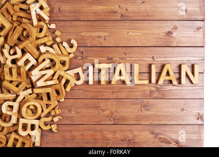 Wort Italienisch gemacht mit Holzbuchstaben Stockfoto
