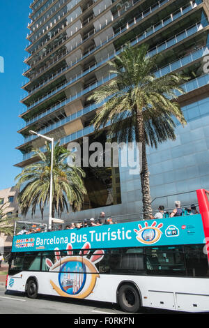 Hop-on-Hop-off Tour-Busse auf Basis des Mapre Turm eines der Twin in Olimpic Gegend von Barcelona, Katalonien, Spanien Türme Stockfoto