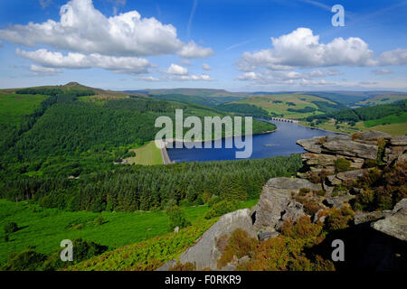 Ladybower Reservoir in Derbyshire Peak District von Bamford Edge gesehen. Win Hill auf der linken Seite von Bild Stockfoto