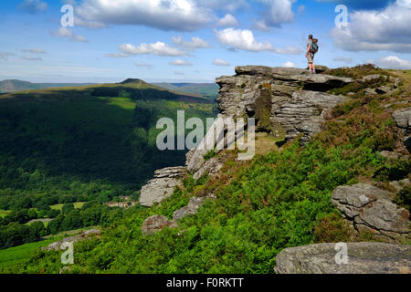 Ein Wanderer auf Bamford Edge in The Derbyshire Peak District Stockfoto