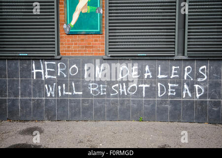 Belfast, Nordirland. 2. August 2015 - Graffiti erschienen in West Belfast Warnung "wird Heroin-Händler erschossen werden" Stockfoto