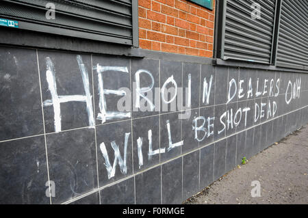 Belfast, Nordirland. 2. August 2015 - Graffiti erschienen in West Belfast Warnung "wird Heroin-Händler erschossen werden" Stockfoto