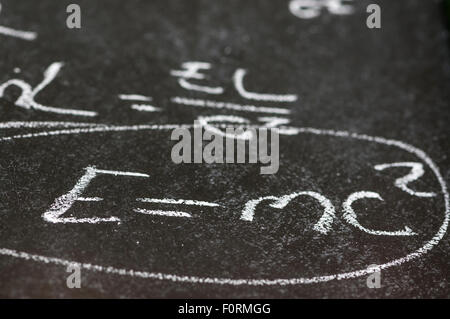 Mathematische Ableitung von E = Mc ^ 2 auf einer Tafel Stockfoto