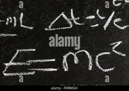 Mathematische Ableitung von E = Mc ^ 2 auf einer Tafel Stockfoto