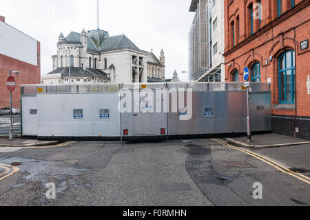 Mobilen Metall Polizei Kordon blockiert eine Straße in Belfast Stockfoto