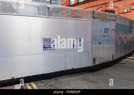 Mobile metall Polizei cordon Bausteine einer Straße Stockfoto