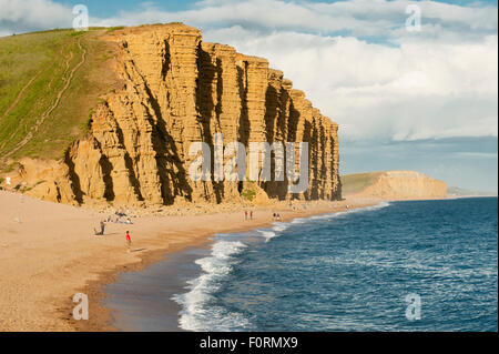 Die Klippen der "Jurassic Coast" im Osten von West Bay in der Nähe der Stadt Bridport, Dorset, England, UK. Stockfoto