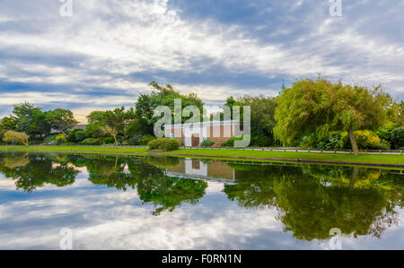 See mit Himmel und Bäume im Wasser am Mewsbrook Park, Littlehampton, West Sussex, England, UK. Stockfoto