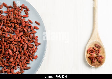 Goji Beeren getrocknet in einer Schale mit Löffel, Closeup Hintergrund Stockfoto