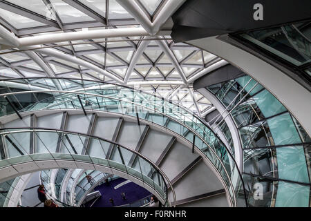 Die innere Wendeltreppe im London City Hall, dem Hauptsitz der Greater London Authority (GLA), London, Großbritannien Stockfoto