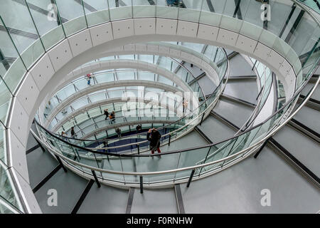 Die innere Wendeltreppe im London City Hall, dem Hauptsitz der Greater London Authority (GLA), London, Großbritannien Stockfoto