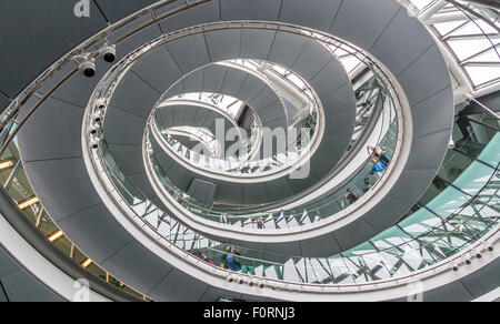 Die innere Wendeltreppe im London City Hall, dem Hauptsitz der Greater London Authority (GLA), London, Großbritannien Stockfoto