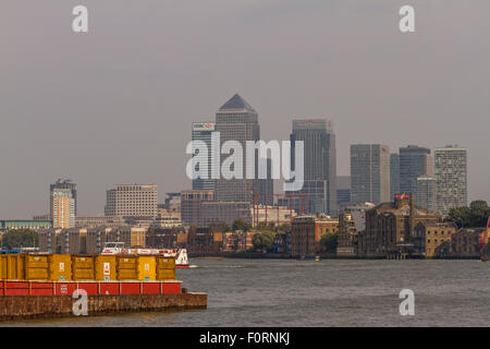 Die Wolkenkratzer des Canary Wharf Tower und der Themse, London, Großbritannien Stockfoto