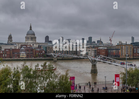 Die Millennium Bridge über die Themse und St Pauls Cathedral vom South Bank, London, Großbritannien Stockfoto