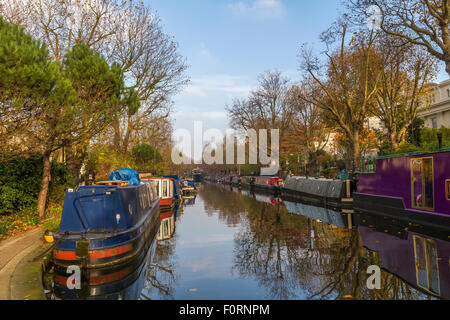 Narrowboats vertäuten im Winter auf dem Regent-Kanal Morgen entlang eines Abschnitts des Grand Union Canal, der Führt durch London Stockfoto