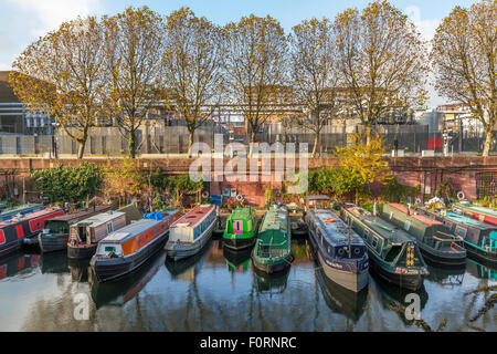 Eine farbenfrohe Schmalbootlinie, die an einem sonnigen Winternachmittag in London, Großbritannien, in Lisson Grove am Regents Canal in London, Großbritannien, ankerte Stockfoto