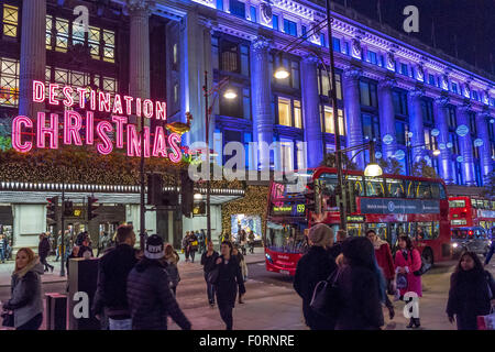 Kaufhaus Selfridges zur Weihnachtszeit in der Londoner Oxford Street, voll mit Weihnachtseinkäufern, London, Großbritannien Stockfoto