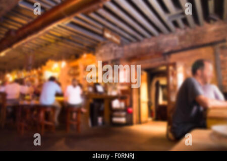 Blur der Menschen in typischen Bar Restaurant Taverne Stockfoto