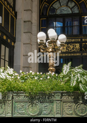 Antike Laterne und Lichter, plaza hotel Eingang, Grand Army Plaza, New York, USA Stockfoto