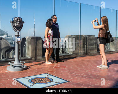 Der Kompass zeigt Display am oberen Rand der Rock Observation Deck, Rockefeller Center, NYC, USA Stockfoto