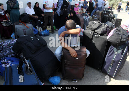 Rafah, Gaza-Streifen, Palästinensische Gebiete. 20. August 2015. Palästinenser versammeln sich an der Grenze Grenzübergang im südlichen Gazastreifen während sie darauf, für die Einreise warten in Ägypten. Bewaffneten Männern in Ägypten an Bord einen Bus mit Palästinensern von Kairo nach Gaza und beschlagnahmt vier Passagiere vor der anderen fortsetzen zu lassen, sagte Hamas-Vertreter in den Streifen. © Bilder von Ari Rahim Khatib/APA/ZUMA Draht/Alamy Live News Stockfoto