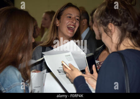 Glückliche Studentinnen mit ihren A Level Ergebnissen Stockfoto