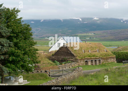 Akureyri, Island Eyjaforour. Historische Rasen Häuser von Laufás, einst im Besitz einer wohlhabenden Pfarrhaus, c. 1866. National Museum. Stockfoto