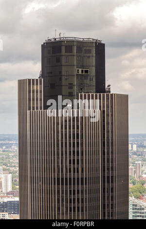 Tower 42, einer der ersten Wolkenkratzer der City of London, der ursprünglich als Nat West Tower bekannt war, wurde im Juni 1981 in Bishopsgate, London, Großbritannien, eröffnet Stockfoto