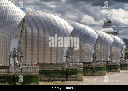 Die Thames Barrier Flutschutztore an der Themse, die die Hauptstadt vor Überschwemmungen aufgrund von Hochwasser und Sturmfluten schützen, London, Großbritannien Stockfoto