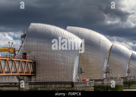 Die Thames Barrier, eine der größten beweglichen Hochwasserbarrieren der Welt, verhindert, dass London von Hochwasser und Sturmfluten überflutet wird Stockfoto