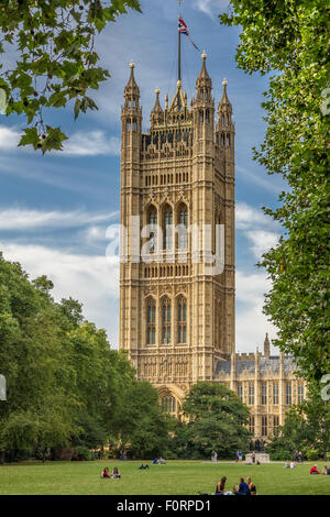 Victoria Tower der höchste Turm im Palace of Westminster, Victoria Tower Gardens, London, Großbritannien Stockfoto