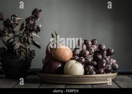 Fruit tray on a wooden table old. Stockfoto