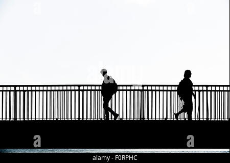 Die Silhouette von Menschen zu Fuß über die Louisa Lücke Brücke in Broadstairs, Kent. Stockfoto