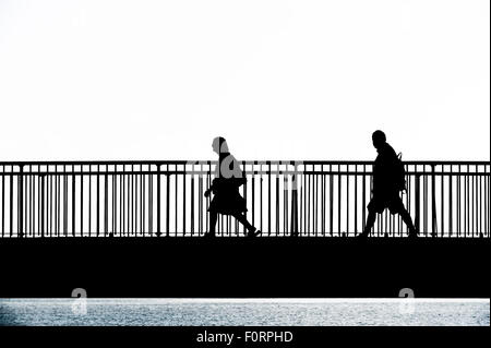 Die Silhouette von Menschen zu Fuß über die Louisa Lücke Brücke in Broadstairs, Kent. Stockfoto