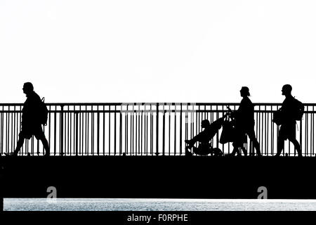 Die Silhouette von Menschen zu Fuß über die Louisa Lücke Brücke in Broadstairs, Kent. Stockfoto