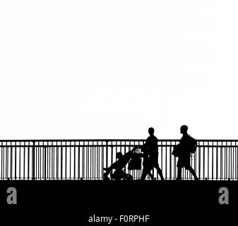 Die Silhouette von Menschen zu Fuß über die Louisa Lücke Brücke in Broadstairs, Kent. Stockfoto