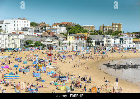 Urlauber am Strand von Viking Bay in Broadstairs, Kent. Stockfoto